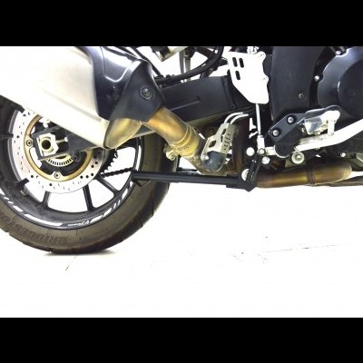 Roda traseira de mota preta com detalhes metálicos e fundo branco