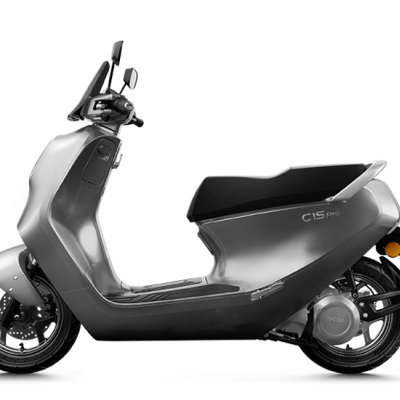 Scooter elétrica cinza e preta com assento preto e texto C1S pro