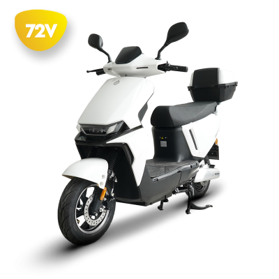 Scooter elétrica branca com assento preto e caixa traseira