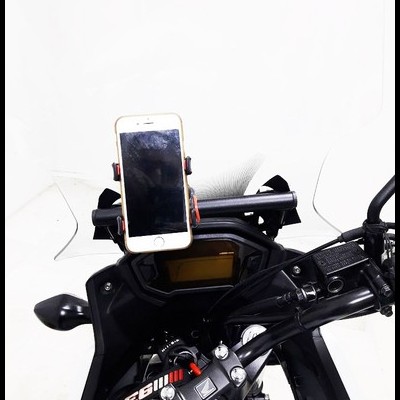 Suporte de telemóvel com telemóvel no guiador de motocicleta preta com ecrã digital e para-brisas transparente