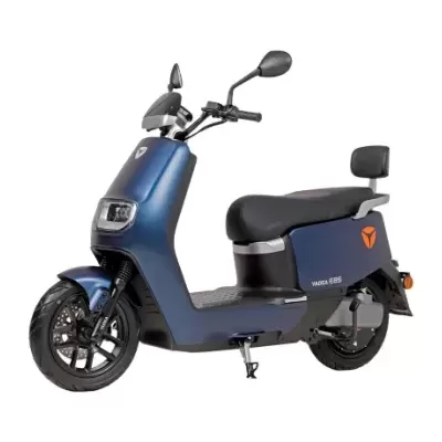Moto elétrica urbana azul escura com assento preto e encosto