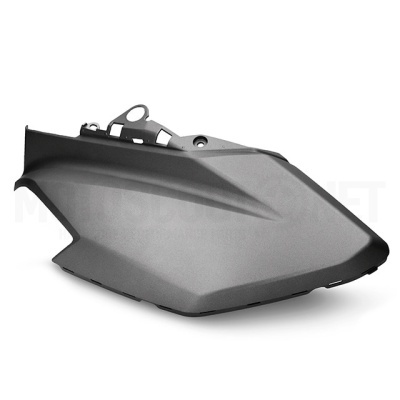 Painel lateral preto de motocicleta em fundo branco