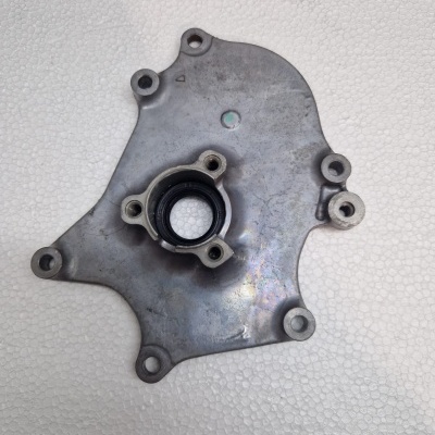 Peça metálica cinza com selo de borracha e furos para montagem