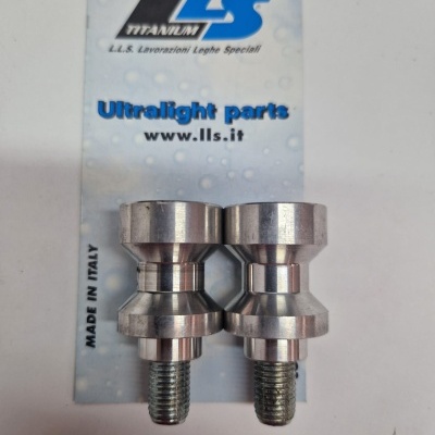 Duas peças metálicas prateadas com parafuso em embalagem branca com texto