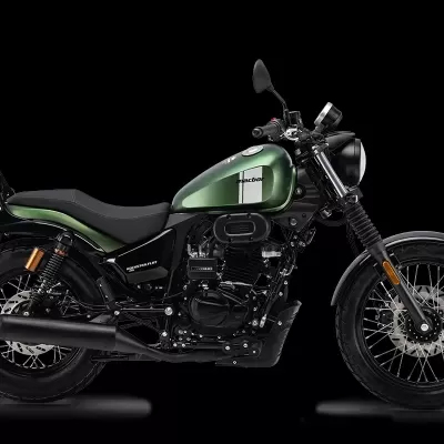 Motocicleta verde e preta com rodas raiadas em fundo preto