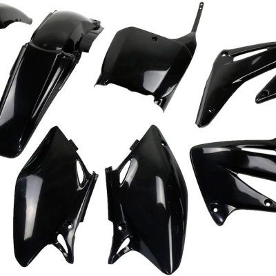Peças de plástico preto para moto em fundo branco