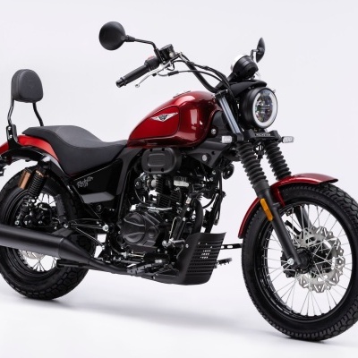 Motocicleta clássica vermelha e preta com farol redondo e pneus cravados