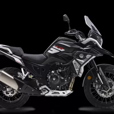 Motociclo preto e cinza com assento preto e para-brisas transparente