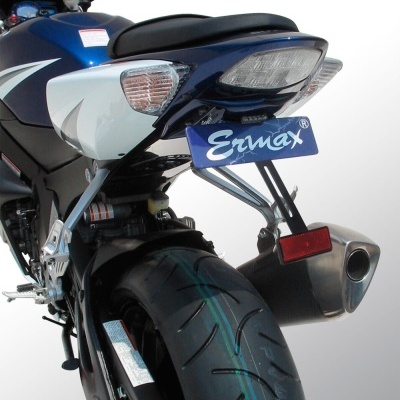 Moto desportiva azul e branca vista de trás com banco preto e placa Ermax