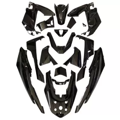 Peças plásticas pretas brilhantes para carroçaria de moto sobre fundo branco