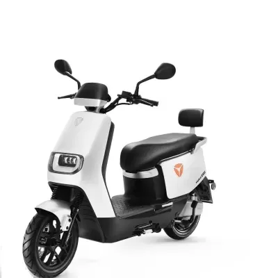 Motociclo elétrico branco com detalhes pretos e símbolo laranja