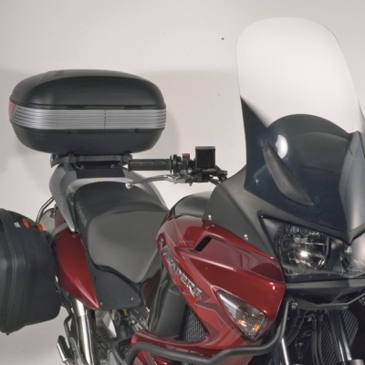 Motociclo vermelho com para-brisas alto e malas rígidas pretas