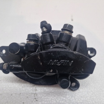 Pinça de travão preta NISSIN em metal com desgaste