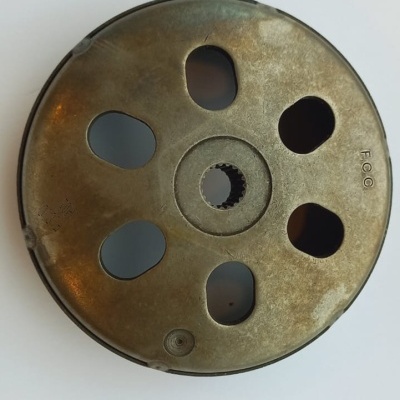 objeto metálico circular com aberturas e inscrição FCO
