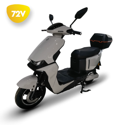 Scooter elétrica branca com assento preto e símbolo 72V amarelo