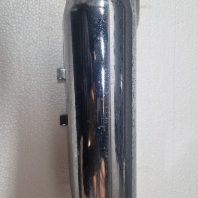 Tubagem metálica cromada com fixações laterais sobre fundo branco