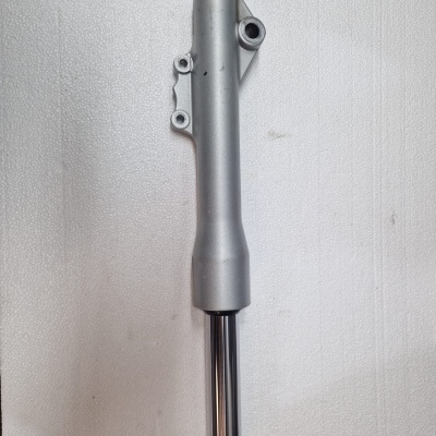 Peça metálica cilíndrica cinzenta com haste cromada em fundo branco