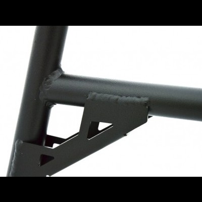 Estrutura metálica preta com soldaduras e suportes triangulares.