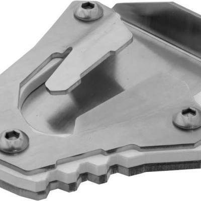 Peça metálica multifacetada com parafusos e lâmina angular