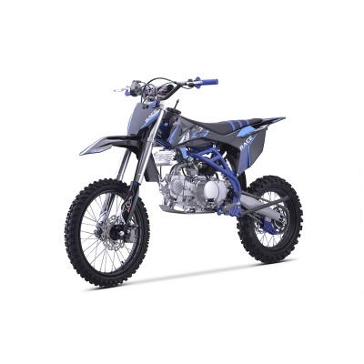Motocross preta e azul com quadro azul metálico, pneus grossos de borracha com cravos e motor prateado exposto