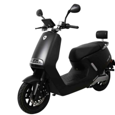 Moto elétrica preta com assento confortável e painel digital