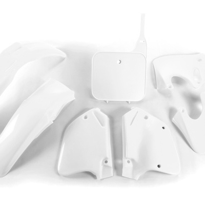 Peças plásticas brancas e dispositivo quadrado com LED azul sobre fundo branco