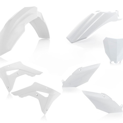 Componentes de plástico branco para moto sobre fundo branco