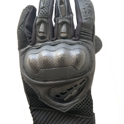 Luva preta para motociclista com proteção rígida e inscrições NAVA TECH e NAVA