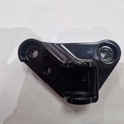 Peça metálica preta com três orifícios para parafusos sobre fundo branco