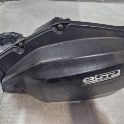 Peça preta para automóvel com logo ESP sobre superfície branca