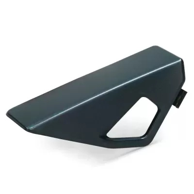 Peça plástica triangular preta com recorte