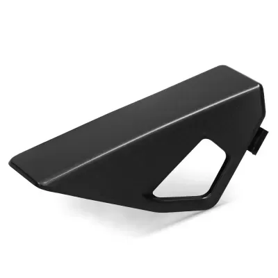 Peça triangular preta de plástico com recorte e clip de fixação