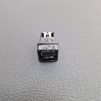 Conector USB tipo B preto em fundo cinza texturizado