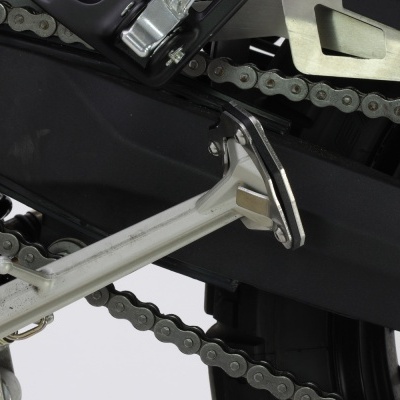 Corrente metálica de motocicleta com suporte de pé prateado e fundo preto