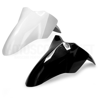 Dois guarda-lamas para motos, um branco e outro preto, com acabamento brilhante