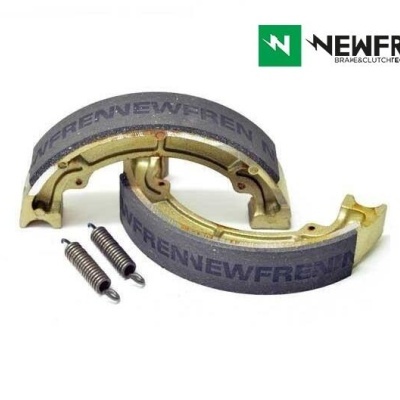 Jogo de sapatas de travão metálicas com texto NEWFREN e molas prateadas sobre fundo branco, logo NEWFREN ao lado
