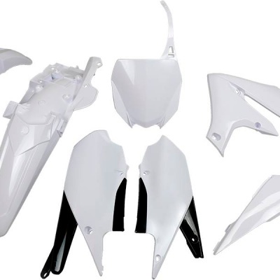 Conjunto de carenagens para moto em plástico branco e preto sobre fundo branco