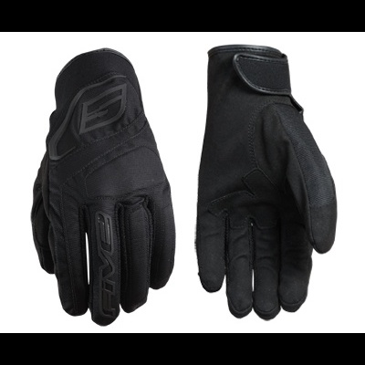 Par de luvas pretas com velcro no pulso e logotipo FIVE