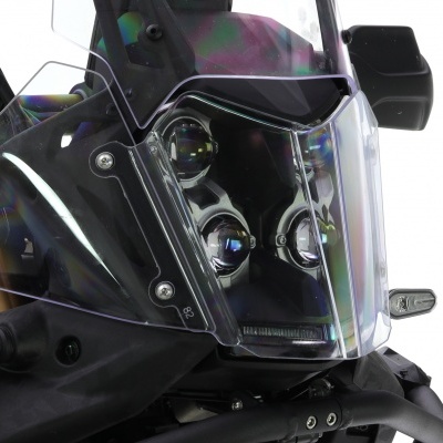 Farol dianteiro de motocicleta com para-brisas pequeno e corpo preto