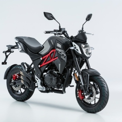 Motocicleta preta e vermelha em estúdio com fundo branco