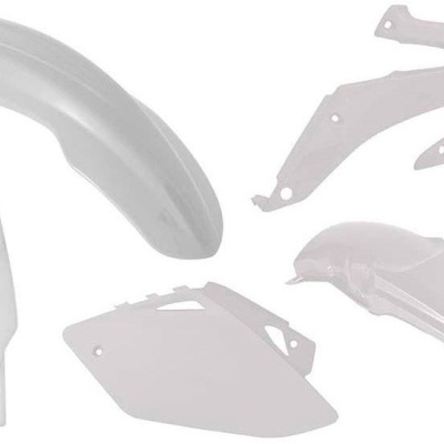 Peças plásticas brancas para motocicleta sobre fundo branco