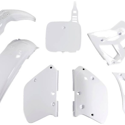 Peças plásticas brancas para moto ou bicicleta em fundo branco