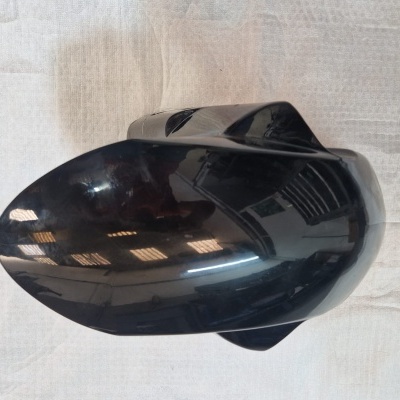 Espelho retrovisor exterior preto brilhante sobre superfície branca