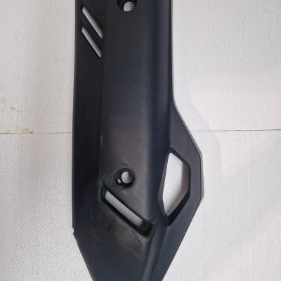 Peça preta em plástico rígido com orifícios e ranhuras