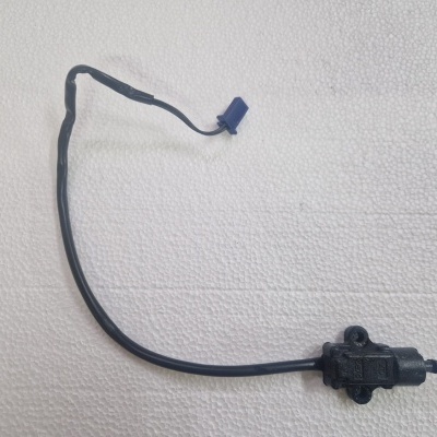 Sensor eletrónico preto com cabo e conector azul
