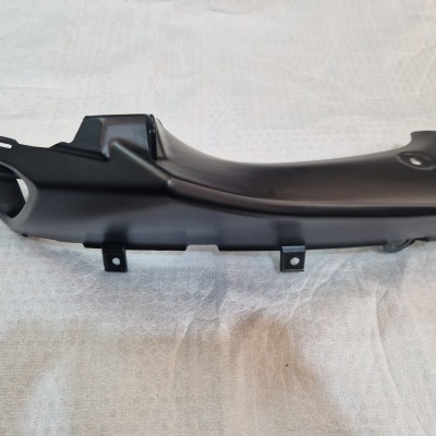 Peça plástica preta curva com orifícios para fixação