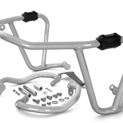 Estrutura metálica prateada com parafusos e porcas sobre fundo branco