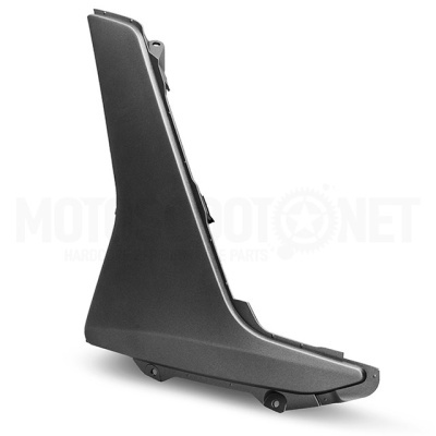 Peça automóvel preta angular com fixações na base sobre fundo branco