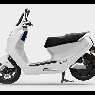 Motociclo elétrico branco com assento preto e rodas pretas