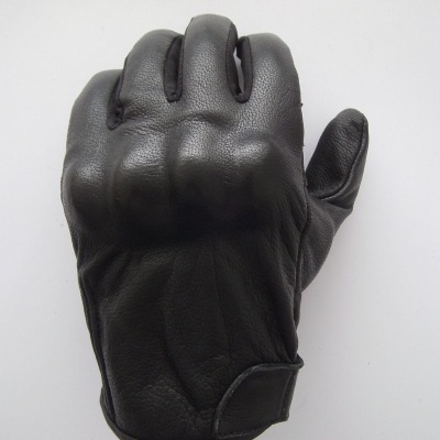 Luva preta de couro para a mão esquerda com fecho de velcro